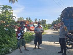 Antrean Panjang Truck Pemuat Sawit di PT Toscano Indah Pratama, Bhabinkamtibmas Polsek Bambalamotu Lakukan Sambang dan Himbau Ketertiban