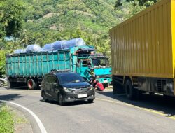 Aksi Sigap PJR Polda Sulbar: Amankan Mobil Mogok di Tanjakan Ampallas dan Seberangkan Anak Sekolah