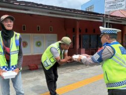 Tebar Kebahagiaan di Hari Jumat, Ditlantas Polda Sulbar Bagikan Makanan Gratis untuk Pejuang Jalanan