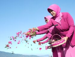Hari Bhayangkara ke-80, Srikandi Sulbar Tabur Bunga di Pangkalan Polairud: Laut Adalah Benteng Sulbar