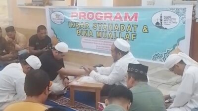 Penuh Haru, Dengan Kemanisan Hatinya Seorang Warga Ampana Resmi Memeluk Agama Islam