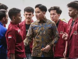 Buka Pintu Dialog, Gibran Terima Langsung Aspirasi Mahasiswa di Tengah Aksi Patung Kuda
