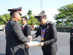 “Bekerja untuk Rakyat Tak Akan Sia-sia”, Kapolda Sulbar Serahkan Kado Istimewa bagi Personel yang Berdedikasi Tinggi