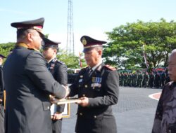 Kapolda Sulbar Irjen Pol Adi Deriyan Jayamarta Berikan Piagam Penghargaan kepada 15 Personel Berprestasi dan 1 Tokoh Masyarakat di HUT Bhayangkara ke-80