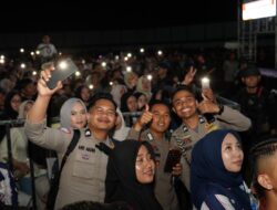 Charly Van Houten Meriahkan HUT Bhayangkara ke-80 Polda Sulbar, Stadion Manakarra Banjir Pengunjung Masyarakat