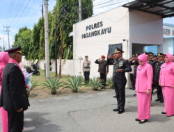 Penuh Haru, Purnawirawan Polres Pasangkayu Dilepas dengan Upacara Pedang Pora