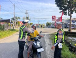 Sentuhan Humanis Satlantas Polres Pasangkayu, Pengendara Diingatkan Kunci Helm Demi Keselamatan