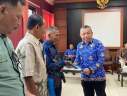 Sekda Pasangkayu Apresiasi ASN Purna Bakti, Serahkan Manfaat THT dan Pensiun Secara Simbolis
