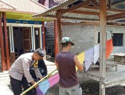 Sambut HUT ke-81 RI, Polsek Bambalamotu Ajak Warga Kalola Pasang Umbul-umbul dan Bendera