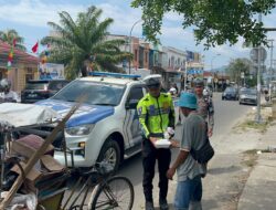 Polantas Polda Sulbar Tebar Kebaikan: Jumat Berkah, Berbagi Senyum dan Peduli Sepenuh Hati