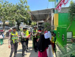 Polres Mateng Bagikan Bendera Merah Putih, Kobarkan Semangat Nasionalisme Menjelang HUT RI ke-81
