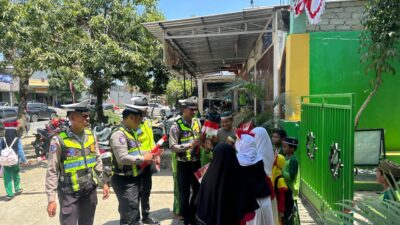 Polres Mateng Bagikan Bendera Merah Putih, Kobarkan Semangat Nasionalisme Menjelang HUT RI ke-81