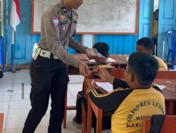 Ditlantas Polda Sulbar Bagikan Bendera Merah Putih di SD Lengke: Tanamkan Cinta Tanah Air Sejak Dini