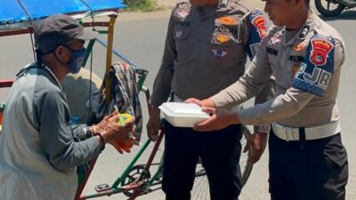 Komitmen Lanjutkan Semangat Juang Pendahulu, Ditlantas Polda Sulbar Hadir Berbagi di Tengah Masyarakat